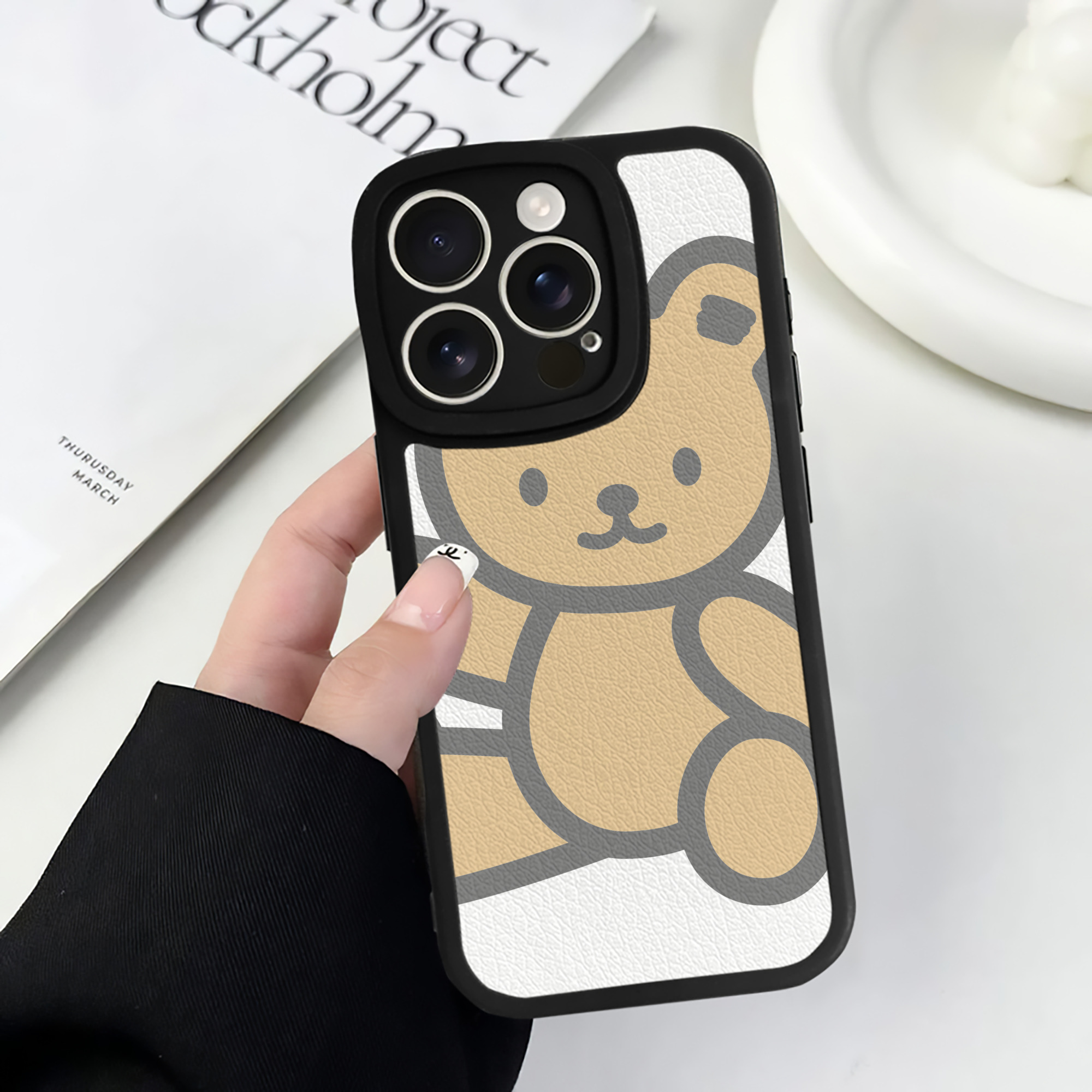 （画像用） Hello Kitty ハローキティ 【iPhone 16シリーズ対応】シリコンスマホケース（レザー調） 材質：シリコン